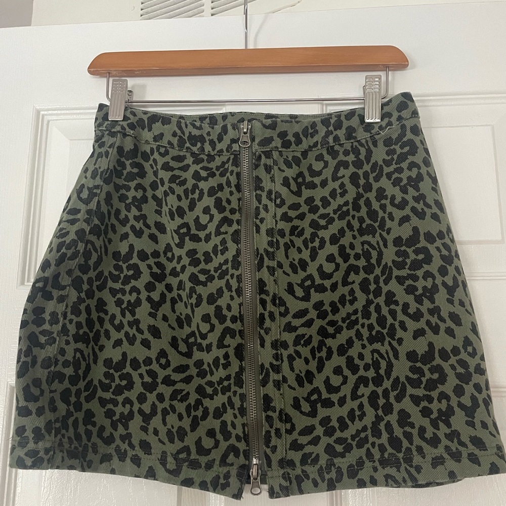 Mid zipper skirt